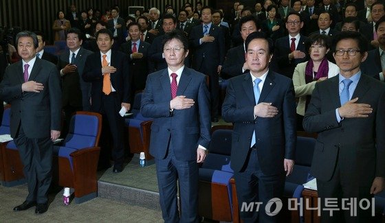  새누리당 김무성 대표와 유승민 원내대표, 김문수 보수혁신특별위원장 등 당 지도부와 의원들이 2일 오후 서울 여의도 국회에서 열린 의원총회에서 국기에 대한 경례를 하고 있다. 새누리당은 이날 의총에서 보수혁신특별위원회의 오픈 프라이머리(완전국민경선제) 도입 등 정치·선거제도 개혁안에 대한 의견을 수렴했다. 2015.4.2/뉴스1  <저작권자 ⓒ 뉴스1코리아, 무단전재 및 재배포 금지>