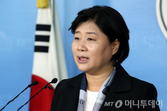  서영교 새정치민주연합 원내대변인이 22일 오후 서울 여의도 국회 정론관에서 현안 관련 브리핑을 하고 있다.2015.2.22/뉴스1  