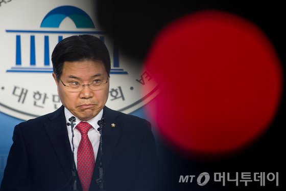  홍문종 새누리당 의원이 지난 11일 서울 여의도 국회 정론관에서 기자회견을 열고 있다. /사진=뉴스1