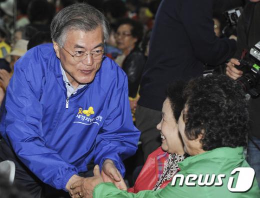 문재인 새정치민주연합 대표가 21일 오전 광주 서구 금호동 한 노래교실에서 4·29 서구을 국회의원 재보궐선거에 출마한 조영택 후보와 함께 시민들에게 지지를 호소하고 있다. /뉴스1 © News1 황희규 기자