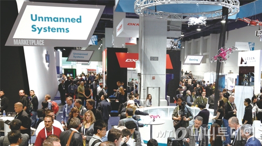 CES 2015 ȸ  ó  ð õ п  ⸦ ǰϰ ߴ.
