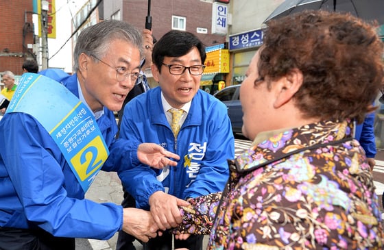 문재인 새정치민주연합 대표가 지난 20일 오전 경기도 성남시 중원구 성남종합사회복지관에서 4·29 중원구 국회의원 재보궐선거에 출마한 정환석 후보와 함께 어르신들에게 지지를 호소하고 있다. 2015.4.20/사진=뉴스1