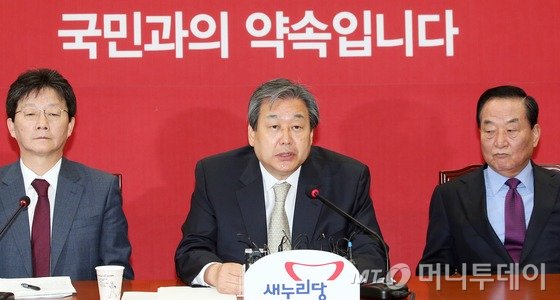  4·29 국회의원 재보궐선거에서 수도권 3곳을 석권하며 압승한 새누리당 김무성 대표가 30일 서울 여의도 국회에서 열린 최고위원회의에서 모두발언을 하고 있다. 2015.4.30/뉴스1  