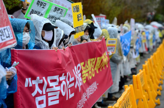  서울외국어고등학교 학부모 비상대책위 학부모들이 14일 오후 서울 종로구 신문로 서울시교육청 앞에서 서울외고 특목고 재지정 취소 평가 반대 집회를 하고 있다. 서울외고와 학부모 측은 금일 진행된 서울시교육청 주관 특목고 재지정 취소 대상 학교 청문회에 불참하기로 최종 결정했으며, 다른 5개 학교의 결과 공개를 촉구했다.  /사진=뉴스1  