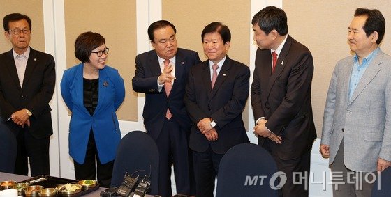  12일 오전 서울 여의도 국회 귀빈식당에서 열린 새정치민주연합 4선 이상 중진 의원 긴급회동에서 참석 의원들이 대화를 나누고 있다. 왼쪽부터 원혜영, 이미경, 문희상, 박병석 의원, 이종걸 원내대표, 정세균 의원. 참석자들은 이 자리에서 최고위원 사퇴 파문 등 당내 갈등 수습 방안을 논의한다. 2015.5.12/뉴스1 