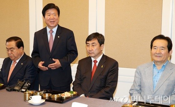  12일 오전 서울 여의도 국회 귀빈식당에서 열린 새정치민주연합 4선 이상 중진 의원 긴급회동에서 박병석 의원이 인사말을 하고 있다. 참석자들은 이 자리에서 최고위원 사퇴 파문 등 당내 갈등 수습 방안을 논의한다. 2015.5.12/뉴스1 