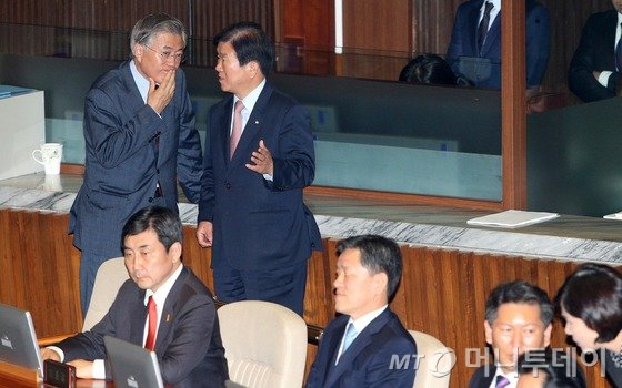  새정치민주연합 문재인 대표와 박병석 의원이 12일 서울 여의도 국회에서 열린 본회의에서 대화를 나누고 있다. 두 사람 앞으로 (왼쪽부터) 이종걸 원내대표, 주승용 정청래 최고위원이 앉아있다. 2015.5.12/뉴스1 