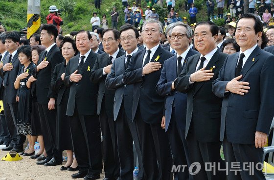 고 노무현 전 대통령 서거 5주기 추도식이 거행된 23일 오후 경남 김해시 봉하마을에서 권양숙 여사, 아들 건호씨, 이해찬 노무현재단 이사장, 문재인 새정치민주연합 의원 등 가족 및 주요인사들이 국민의례를 하고 있다./사진=뉴스1