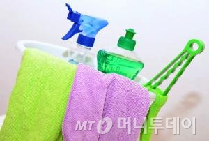 여름욕실 청소, 어려운 '락스'대신 이건 어때요? - 머니투데이 여름욕실 청소, 어려운 '락스'대신 이건 어때요? - 머니투데이