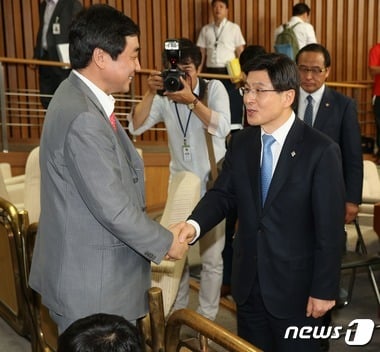 여담야설] 정치에서 친구란...'운명'이라기엔 너무 가혹한 - 머니투데이