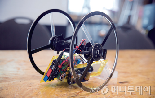 11살 초등학생이 팹랩 서울에 방문해 만든 굴러가는 차, 초소형 컴퓨터 아두이노로 제작했다.