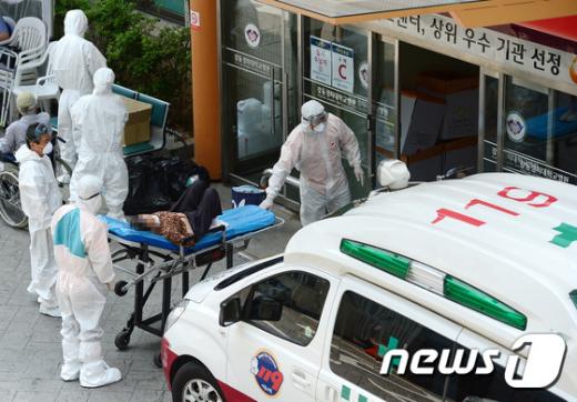 서울 강동구 강동경희대병원에서 메르스 확진환자에게 노출됐던 투석환자가 입원을 하기위해 응급의료센터로 들어서고 있다. /뉴스1 © News1 박세연 기자