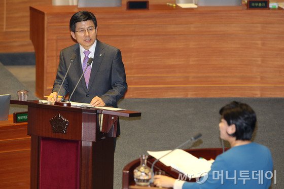  황교안 국무총리가 24일 오전 서울 여의도 국회에서 열린 본회의 정치에 관한 대정부 질문에서 서영교 새정치민주연합 의원의 메르스(중동호흡기증후군) 관련 질의에 답하고 있다. 2015.6.24/뉴스1  