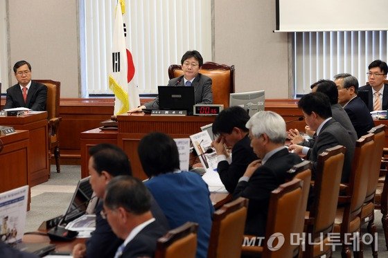  국회 운영위원장인 유승민 새누리당 원내대표가 23일 서울 여의도 국회에서 '성완종 리스트'와 관련해 야당이 단독으로 소집한 운영위원회를 주재하고 있다. 4.23/뉴스1  