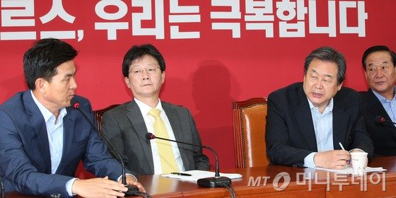  새누리당 김무성 대표가 2일 서울 여의도 국회에서 열린 최고위원회의에서 김태호 최고위원이 유승민 원내대표의 거취와 관련한 원유철 정책위의장의 발언을 반박하려고 마이크를 잡자 '그만하라'며 만류하고 있다. 2015.7.2/뉴스1  