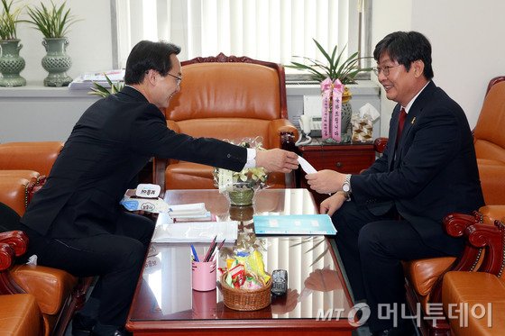  조해진 새누리당 원내수석부대표와 이춘석 새정치민주연합 원내수석부대표가 공무원연금 개혁안 처리 문제 등을 논의하기 위해 27일 오전 서울 여의도 국회에서 회동을 갖고 있다.2015.5.27/뉴스1  