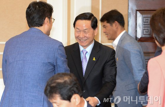 새정치민주연합 김상곤 혁신위원장이 3일 서울 여의도 국회 귀빈식당에서 열린 초선의원 1차 간담회에서 참석자들고 인사하고 있다. /사진=뉴스1