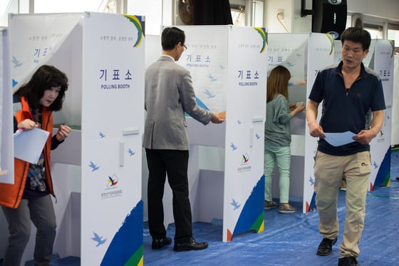 4.29 재보궐 선거를 하루 앞둔 28일 서울 관악구 난향동주민센터에서 직원들이 투표소를 설치하고 있다. 2015.4.28/사진=뉴스1