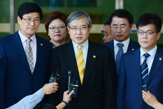  김성재 김대중평화센터 이사가 김대중평화센터 관계자들과 함께 6일 오후 이희호 여사 방북관련 2차실무협의를 마친 뒤 경기 파주 경의선남북출입국사무소를 통해 입경한 뒤 취재진의 질문에 답하고 있다.이날 남북은 이희호 여사가 오는 8월 5일부터 8일까지 3박4일 간 방북하는 것을 합의했다./사진=뉴스1