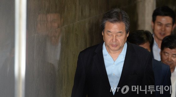  새누리당 김무성 대표가 8일 서울 여의도 국회에서 열린 '유승민 원내대표 거취에 관한 논의의 건'이 안건으로 상정된 의원총회를 마친 뒤 유 원내대표를 만나기 위해 이동하고 있다. 2015.7.8/뉴스1  