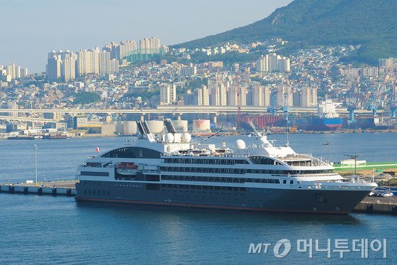 지난 5월 27일 오후 부산 중구에 새로 만들어진 부산항국제여객터미널에 프랑스 국적 로스트랄호(1만992t)가 정박해있다.이날 미국 국적의 다이아몬드 프린세스호(11만5천875t)와 이탈리아 국적 코스타 빅토리아호(7만5천166t)도 오전 각각 감만부두와 영도 국제크루즈터미널에 입항했다.따라서 이날 부산항에는 호화 크루즈선 3척이 동시에 입항했다./사진=뉴스1