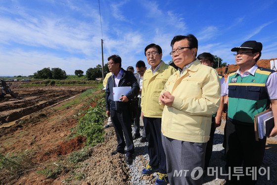  이동필 농림축산식품부 장관이 지난달 27일 오전 충남 태안군 반곡저수지를 찾아 가뭄에 대비한 저수지 준설 공사 현장을 점검하고 있다. /사진제공=농림축산식품부