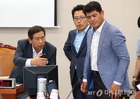  정부가 편성한 메르스가뭄 추가경정예산안을 놓고 여야간 입장이 엇갈리고 있는 가운데 10일 오후 서울 여의도 국회에서 열린 농림축산식품해양수산위원회 전체회의에서 새누리당 안효대, 새정치민주연합 박민수 여야 간사가 언쟁을 벌이고 있다. /사진=뉴스1