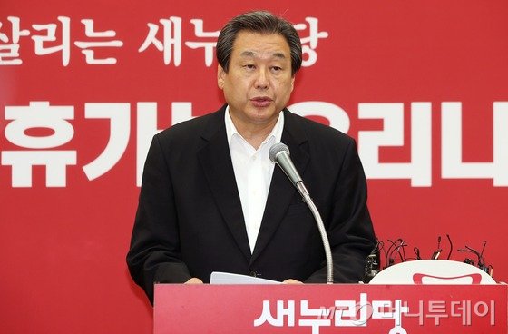  취임 1주년을 하루 앞둔 김무성 새누리당 대표가 13일 서울 여의도 국회에서 열린 취임 1주년 기자회견에서 회견문을 낭독하고 있다. /사진= 뉴스1