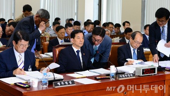 한민구 국방부 장관과 장명진 방위사업청장이 1일 서울 여의도 국회에서 열린 국방위원회 전체회의에서 부처 관계자의 보고를 받으며 답변준비를 하고 있다. /사진=뉴스1