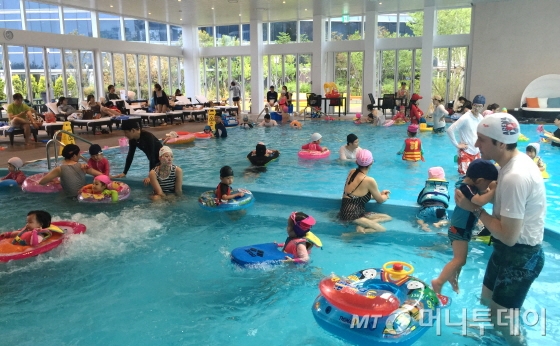 그랜드하얏트 인천 어린이 수영장, 이른 휴가를 즐기려는 가족 여행객들이 급증했/사진=이지혜 기자 