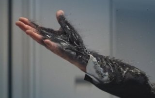 터미네이터 제니시스의 한 장면, 로봇 팔의 인공피부가 외부 충격에 의해 훼손되는 장면/사진=롯데엔터테인먼트