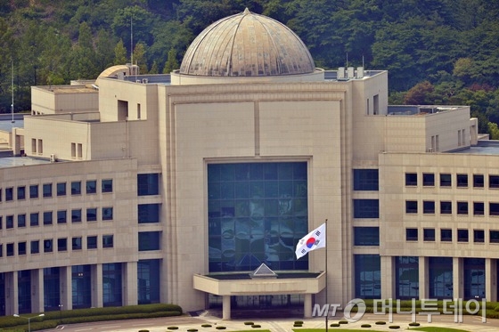  18일 현직 국정원 직원이 최근 현안이 되고 있는 국정원의 해킹 프로그램 구입 관련 내용이 포함된 유서를 남기고 숨진 채 발견된 가운데 19일 국정원이 적막하다. 2015.7.19/ 뉴스1  <저작권자 © 뉴스1코리아, 무단전재 및 재배포 금지>