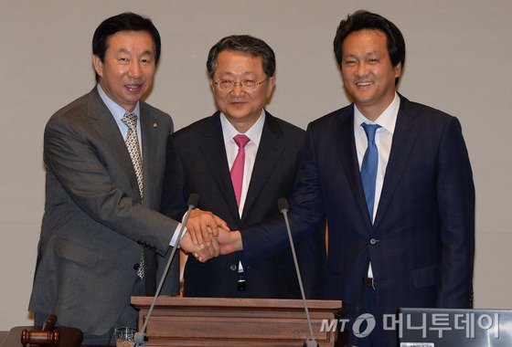  1일 서울 여의도 국회에서 열린 예산결산특별위원회 전체회의에서 김재경 위원장과 여야 간사로 선출된 새누리당 김성태 의원, 새정치민주연합 안민석 의원이 손을 맞잡고 있다.2015.7.1/뉴스1  