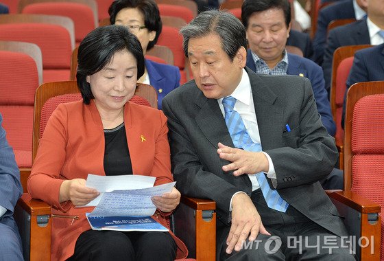  김무성 새누리당 대표(오른쪽), 심상정 정의당 원내대표가 11일 오전 서울 여의도 국회 의원회관에서 '고령화 시대, 건강 및 소득 보장을 위한 공-사 파트너쉽 구축'을 주제로 열린 국회 퓨처라이프포럼 제6차세미나에 참석해 대화를 하고 있다. 2014.9.11/뉴스1  <저작권자 © 뉴스1코리아, 무단전재 및 재배포 금지>