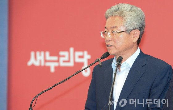  국회 정보위원회 여당 간사인 새누리당 이철우 의원이 19일 서울 여의도 새누리당 당사에서 기자회견을 열고 국가정보원 해킹 프로그램 구입과 관련된 유서를 남기고 숨진 국정원 직원 임모씨가 삭제한 파일이 모두 복원될 것이라고 밝히고 있다. 2015.7.19/뉴스1  