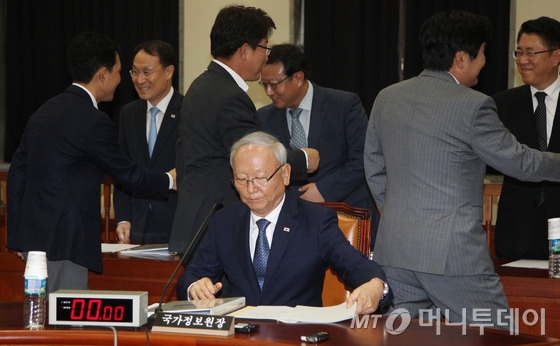  국정원의 '내국인 해킹 의혹'에 대한 국회 차원의 진상조사가 본격 시작된 가운데 27일 서울 여의도 국회에서 열린 정보위원회 전체회의에서 이병호 국가정보원장이 자료를 살피는 동안 한기범 1차장(뒷줄 왼쪽부터), 김수민 2차장, 김규석 3차장이 여당 정보위원들과 인사를 나누고 있다. 국정원은 이 자리에서 임 모 과장이 스스로 목숨을 끊기 직전 삭제한 파일의 복원 결과 등을 보고한다. 2015.7.27/뉴스1  <저작권자 © 뉴스1코리아, 무단전재 및 재배포 금지>