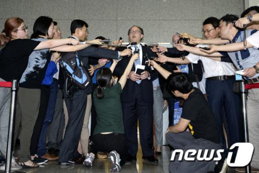 [사진]취재진에 둘러싸인 시드니 사일러