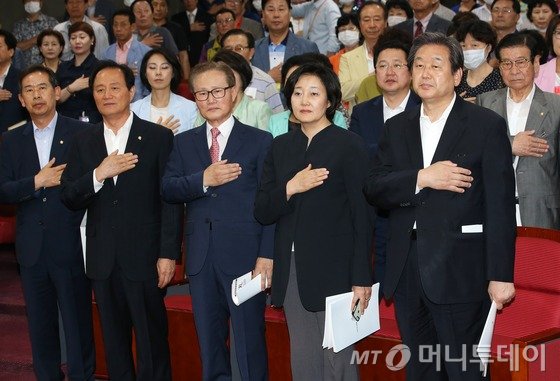  지난 6월 서울 여의도 국회에서 열린 사법시험 존치위한 국민대토론회에서 새누리당 김무성 대표와 새정치민주연합 박영선 의원을 비롯한 참석자들이 국기에 대한 경례를 하고 있다. / 사진 = 뉴스1