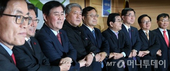 지난해 12월23일 서울 종로구 정부서울청사에서 열린 경제사회발전노사정위원회 본위원회에서 김대환 노사정위원장과 노사정 대표들이 노동시장 구조개선의 원칙과 방향을 담은 합의문에 서명한 뒤 손을 맞잡고 있다. 사진=뉴스1.