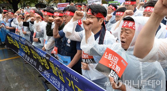  김동만 한국노총 위원장 등 한국노총 지도부가 7월13일 오전 서울 영등포구 여의도동 산업은행 앞에서 한국노총 지도부 천막농성 돌입 기자회견을 열었다. 사진=뉴스1.