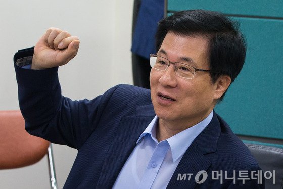  신경민 국회 정보위원회 새정치민주연합 간사가 2일 서울 여의도 국회에서 국정원 해킹의혹 전문가 기술간담회 전제조건과 관련해 기자간담회를 갖고 있다. 2015.8.2/사진=뉴스1  