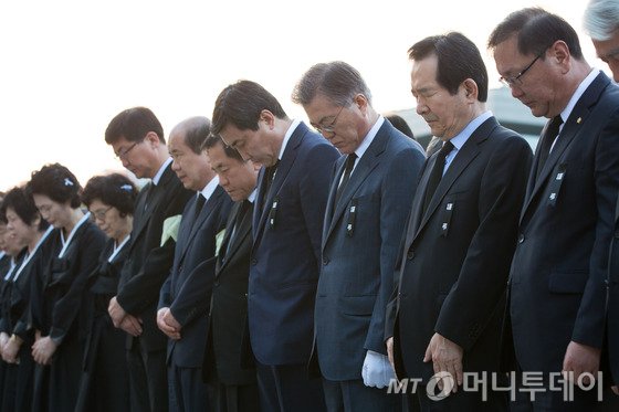  문재인 새정치민주연합 대표, 이종걸 원내대표를 비롯한 참석자들이 6일 서울 여의도 국회 본청 앞에서 열린 故 박상천 전 민주당 대표(새정치민주연합 상임고문)의 영결식에 참석해 묵념하고 있다. 박 전 대표는 지병으로 최근 건강이 좋지 않아 투병생활을 해오다 이날 오전 11시께 별세했다. 검사 출신으로 13대 국회에서 입성, 14·15·16·18대 국회의원을 역임하는 등 5선을 지냈다. 2015.8.6/뉴스1  