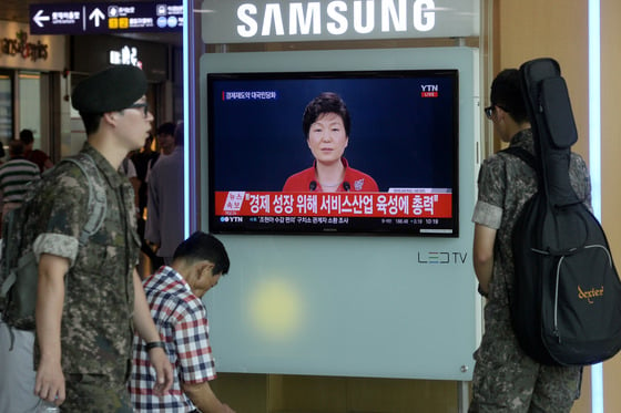  6일 오전 서울역에서 박근혜 대통령의 대국민 담화가 TV화면에 생중계되고 있다. 박 대통령은 '경제 재도약을 위해 국민 여러분께 드리는 말씀'이라는 제목의 대국민담화를 통해 "노동개혁은 일자리다. 노동개혁 없이는 청년들의 절망도, 비정규직 근로자의 고통도 해결할 수 없다"며 노동개혁을 강력히 추진해나갈 것이라 밝혔다./ 사진=뉴스1