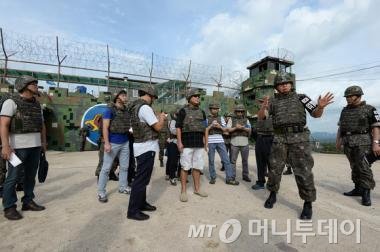  9  DMZ ڵ     忡  ް ִ. 4  ⵵  (DMZ)  δ Ҽ 庴  ϴ  &#39;&#39; 3߿  ϸ ϻ  λ 2 ũ   ̼۵ ġḦ ޾     ./= 1