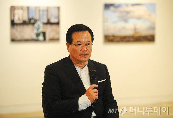  정의화 국회의장이 7일 오후 부산 해운대 달맞이언덕에 위치한 해운아트갤러리에서 열린 '정의화의 시선' 전시회에서 발언하고 있다.   이번 전시는 정 의장이 2007년부터 2013년까지 세계 각국을 다니며 촬영한 사진 40점이 다음달 4일까지 열린다.   정 의장은 사진 판매로 얻는 수익금을 전액 국제구호단체에 기부할 예정이다.2015.8.7/뉴스1  