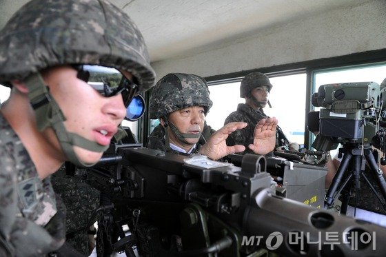  한민구 국방부 장관이 10일 목함지뢰 폭발 사고가 발생한 비무장지대(DMZ) 육군 1사단 소초(GP)를 찾아 장병들의 대비 태세를 독려하고 있다.한민구 국방부 장관은 이날 "적의 도발에 응당하는 혹독한 대가를 치르게 할 것"이라며 "적이 도발해오면 GP장 판단 하에 주저함 없이 자신감을 갖고 과감하고 단호하게 대응해달라"고 지시했다. (국방부 제공) 2015.8.10/뉴스1  