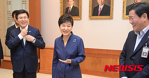 박근혜 대통령이 13일 오전 청와대에서 열린 임시 국무회의에 앞서 국무위원들과 티타임을 갖고 있다./ 사진=뉴시스