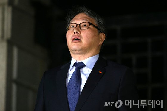  광복절 특별사면으로 출소한 최태원 SK그룹회장이 14일 새벽 의정부교도소 앞에서 생각에 잠겨있다./사진=뉴스1