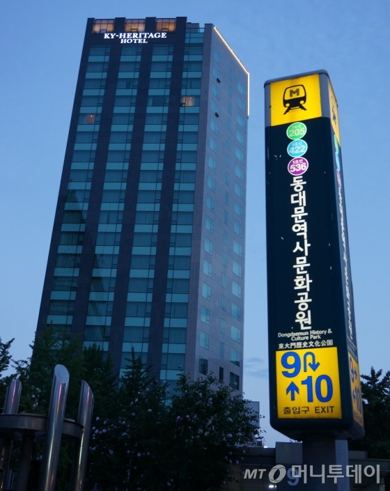 지하철 동대문역사공원역 9번출구 바로 앞에 위치한 KY 헤리티지 호텔 동대문. 찾아가기가 쉽다/사진=이지혜 기자  