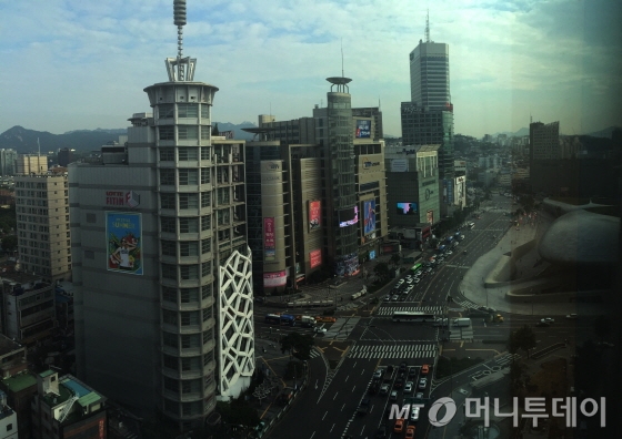 동대문디자인플라자와 피트인이 보이는 창밖 풍경/사진=이지혜 기자 